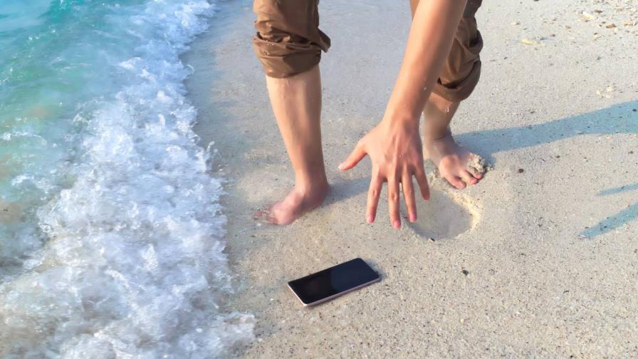 Изпуснахте телефона си във вода? 9 стъпки, за да го "съживите"!