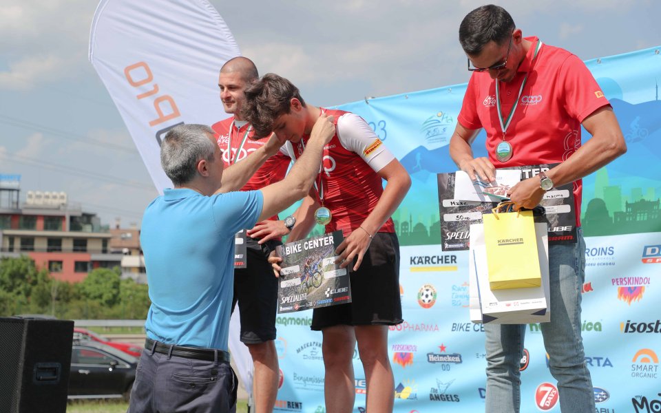 Министър Илиев награди победителите в изпитанието за колоездачи в обиколката „Витоша 100“