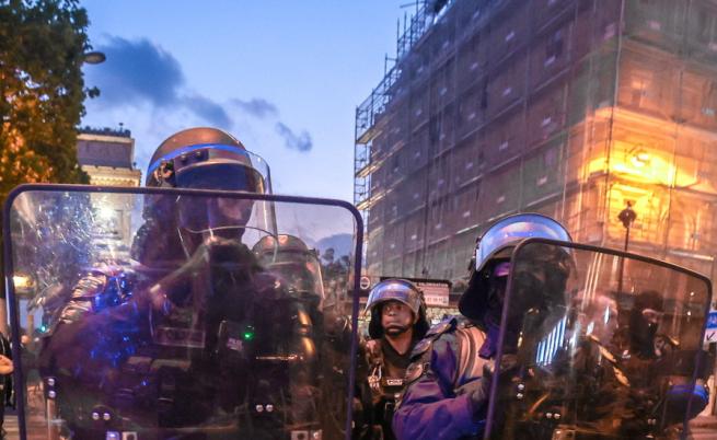 Пета нощ на размирици във Франция: Стотици са арестувани