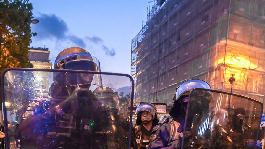 Пета нощ на размирици във Франция: Стотици са арестувани