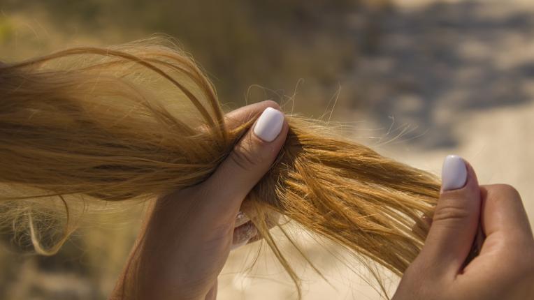 Как слънцето съсипва косата ви (и какво да направите, за да я спасите)