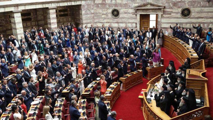 Новият гръцки парламент положи клетва (СНИМКИ)