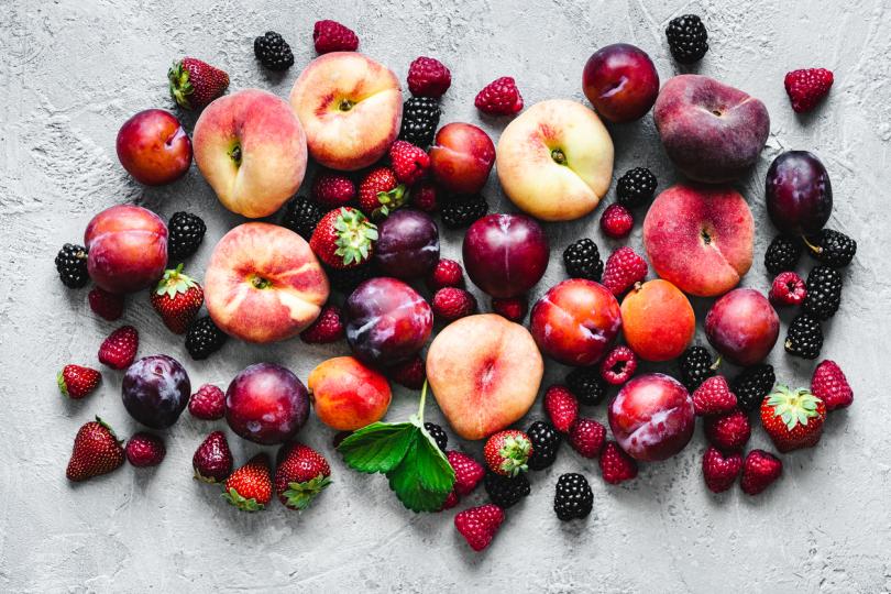 <p><strong>Плодове:</strong> Плодовете като ягоди, боровинки и малини са богати на антиоксиданти, които предпазват кожата от увреждане, причинено от свободните радикали. Тези антиоксиданти могат да подпомогнат производството на колаген и да подпомогнат здравата кожа.</p>