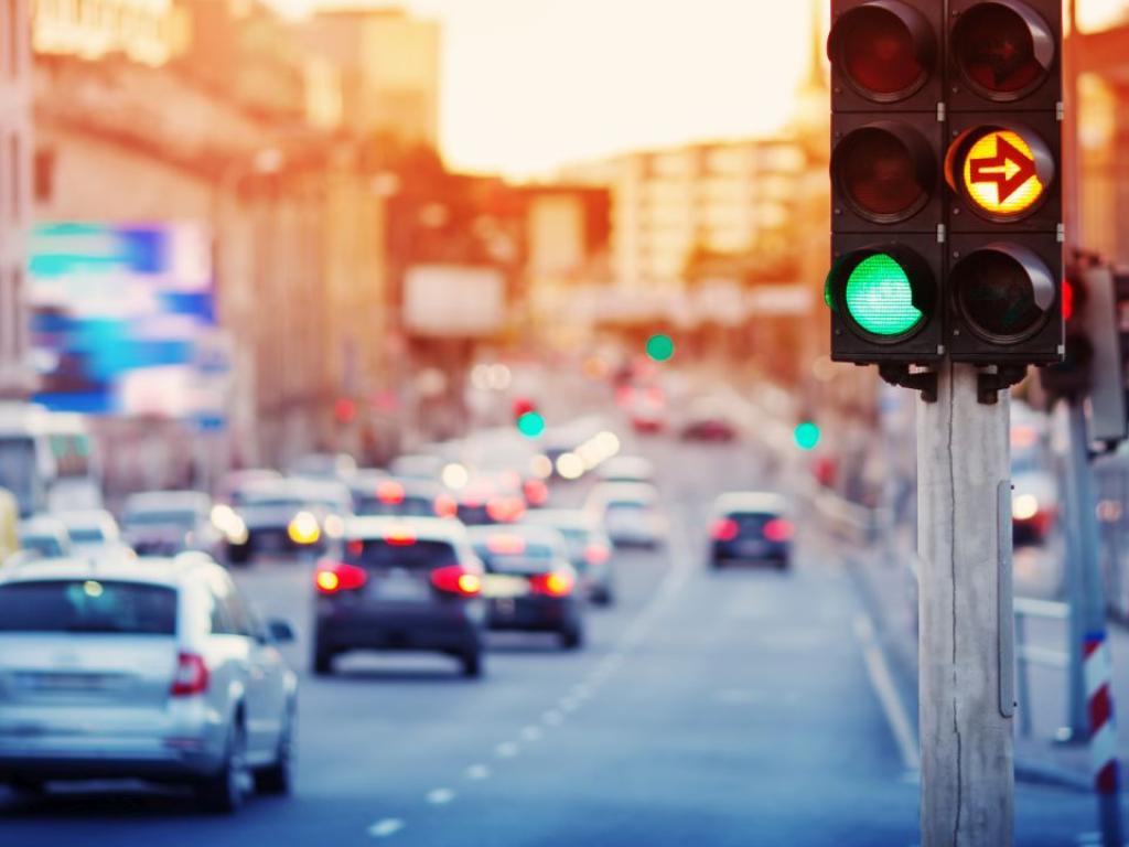 Светофарна уредба падна върху автомобил на кръстовище в Пазарджик съобщи