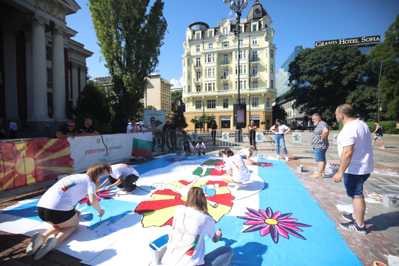 <p>Млади художници от България и Северна Македония рисуват голяма картина пред сградата на Народния театър &bdquo;Иван Вазов&ldquo; в София, символизираща стремежа към единство между двете държави.</p>