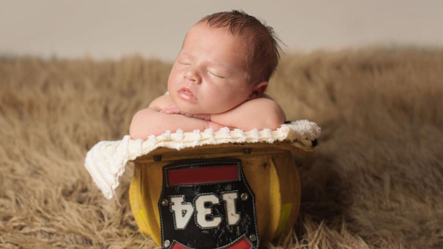Бебе, изродено от пожарникари, се оказа техен стажант 18 години по-късно