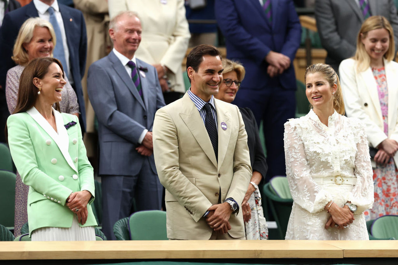 <p>Кейт Мидълтън демонстрира приятелско настроение, докато посрещаше близкия си приятел Роджър Федерер на специална церемония в Уимбълдън.</p>