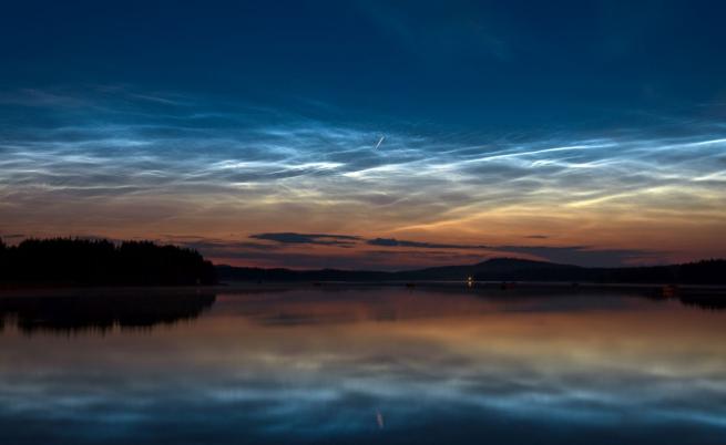 Сияйни облаци в небето: Тайнствени светлини на въздушните маси