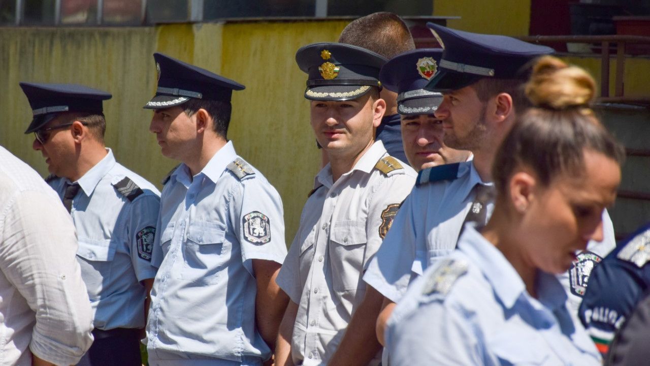 <p>Служители на пожарната и полицията излязоха на протест, без да спират работата си, с искане за реформи и увеличение на бюджета на МВР</p>