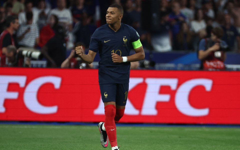 Светът на футбола е притаил дъх около цялата трансферна драма