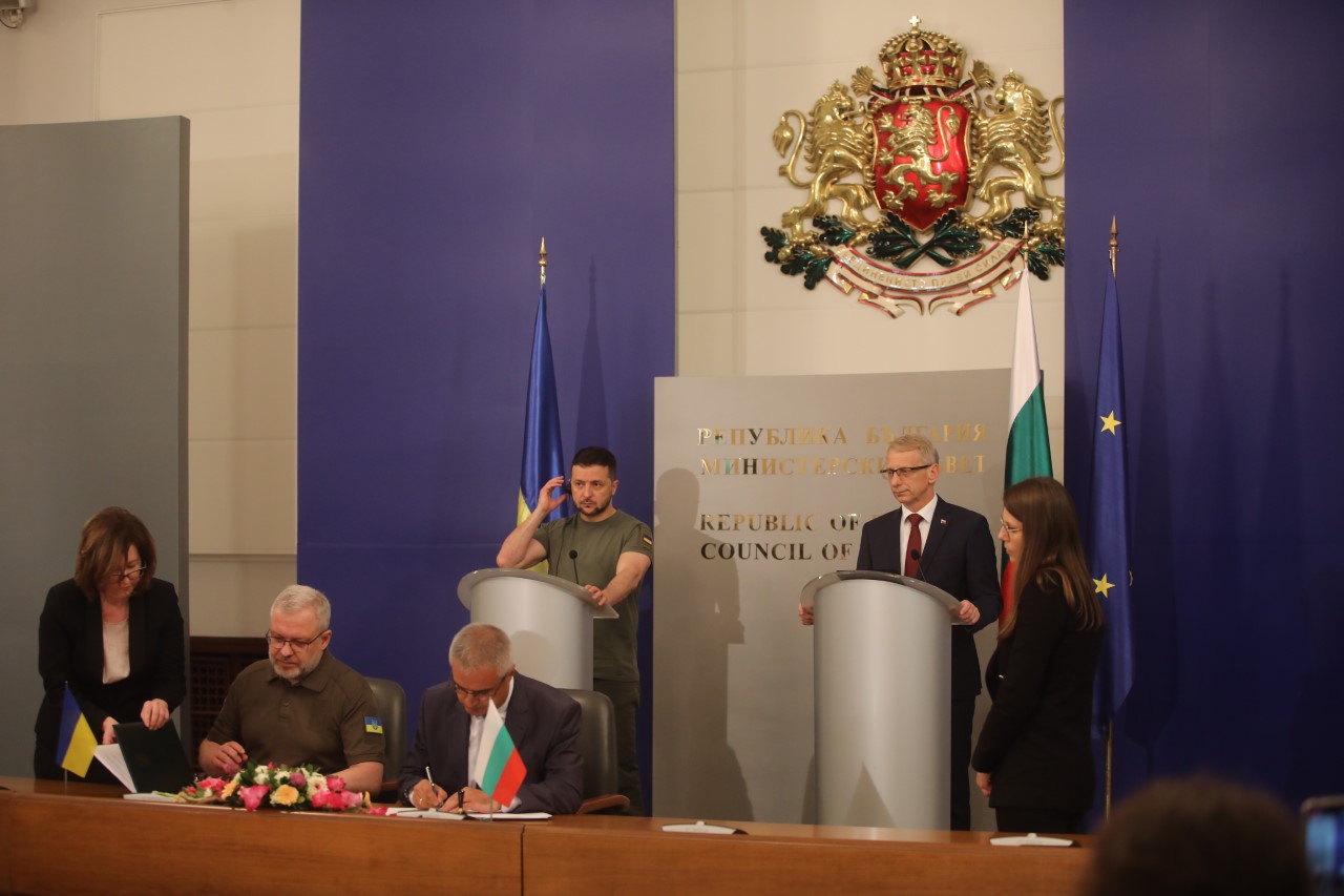 <p>Зеленски е на еднодневно посещение в България. В рамките на посещението му се очаква да бъде подписана съвместна декларация за евроатлантическата интеграция на Украйна и меморандум за сътрудничество в областта на енергетиката.</p>