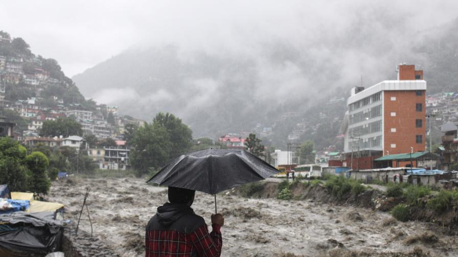 Жертва на проливните дъждове: Близо 30 души загинаха в Северна Индия