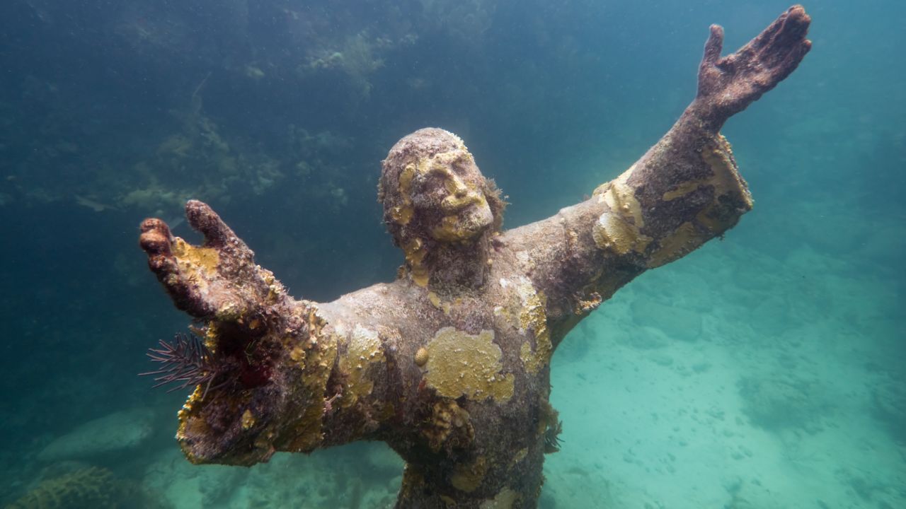 <p><strong>Христос от бездната, Италия</strong></p>

<p>&quot;Христос от бездната&quot; е потопена бронзова статуя на Исус Христос, дело на Гуидо Галети, датираща от 1954 г. Намира се между Камогли и Портофино на Италианската ривиера и можете да се разгледа отблизо при гмуркате с шнорхел.</p>