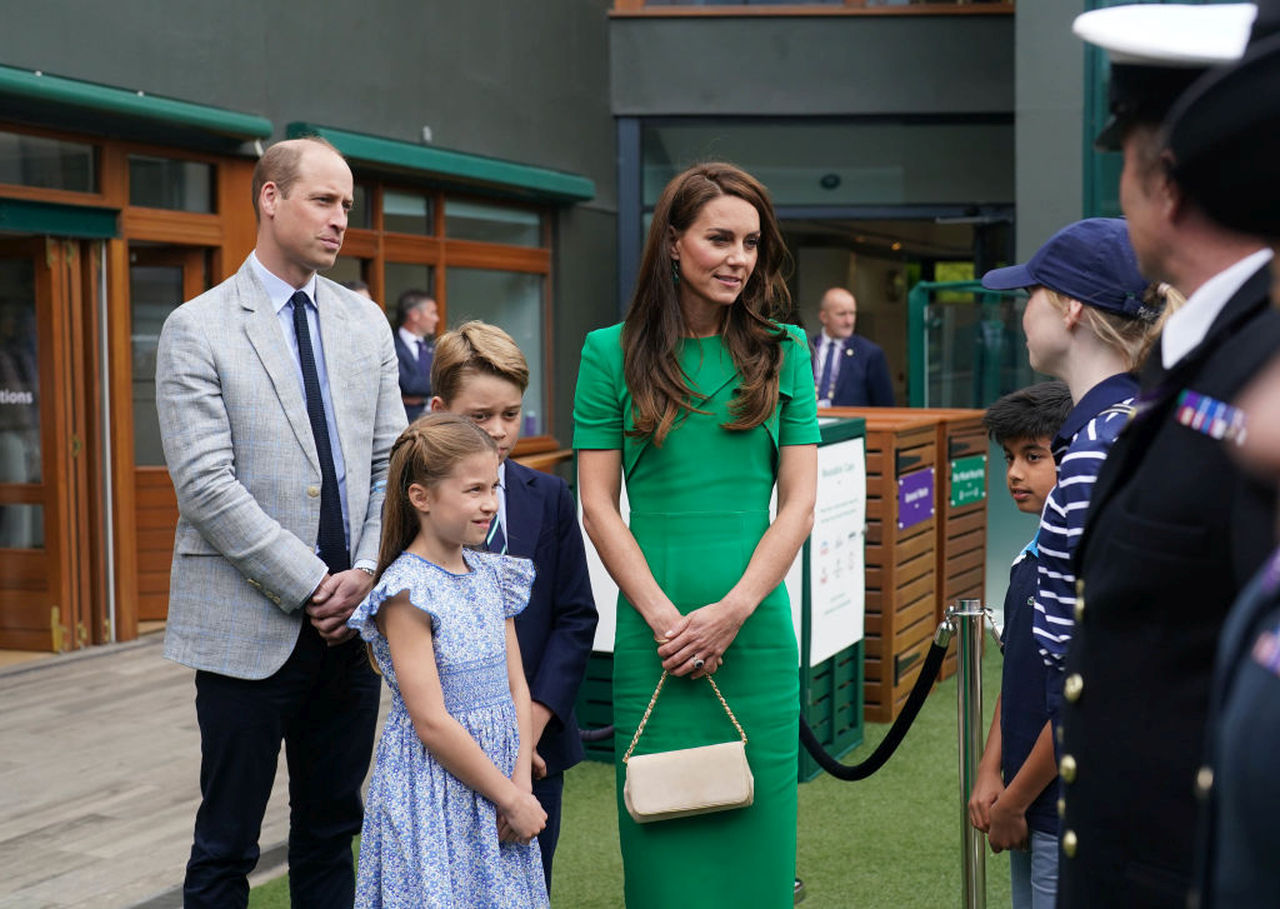 <p>Кейт Мидълтън, принц Уилям, както и децата им, принц Джордж и принцеса Шарлот, наблюдаваха от кралската ложа финала на мъжкия сингъл на британския тенис турнир.</p>