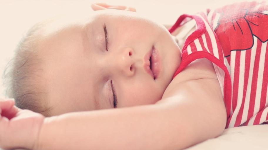 Когато бебето на може да заспи в жегите: 10 съвета, които ще помогнат
