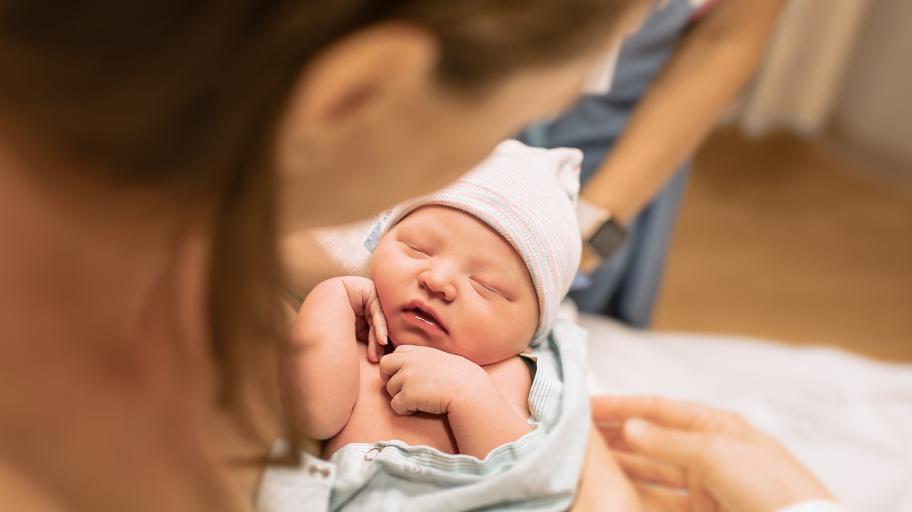 Безценен момент! Една усмивка на новородено стана хит онлайн
