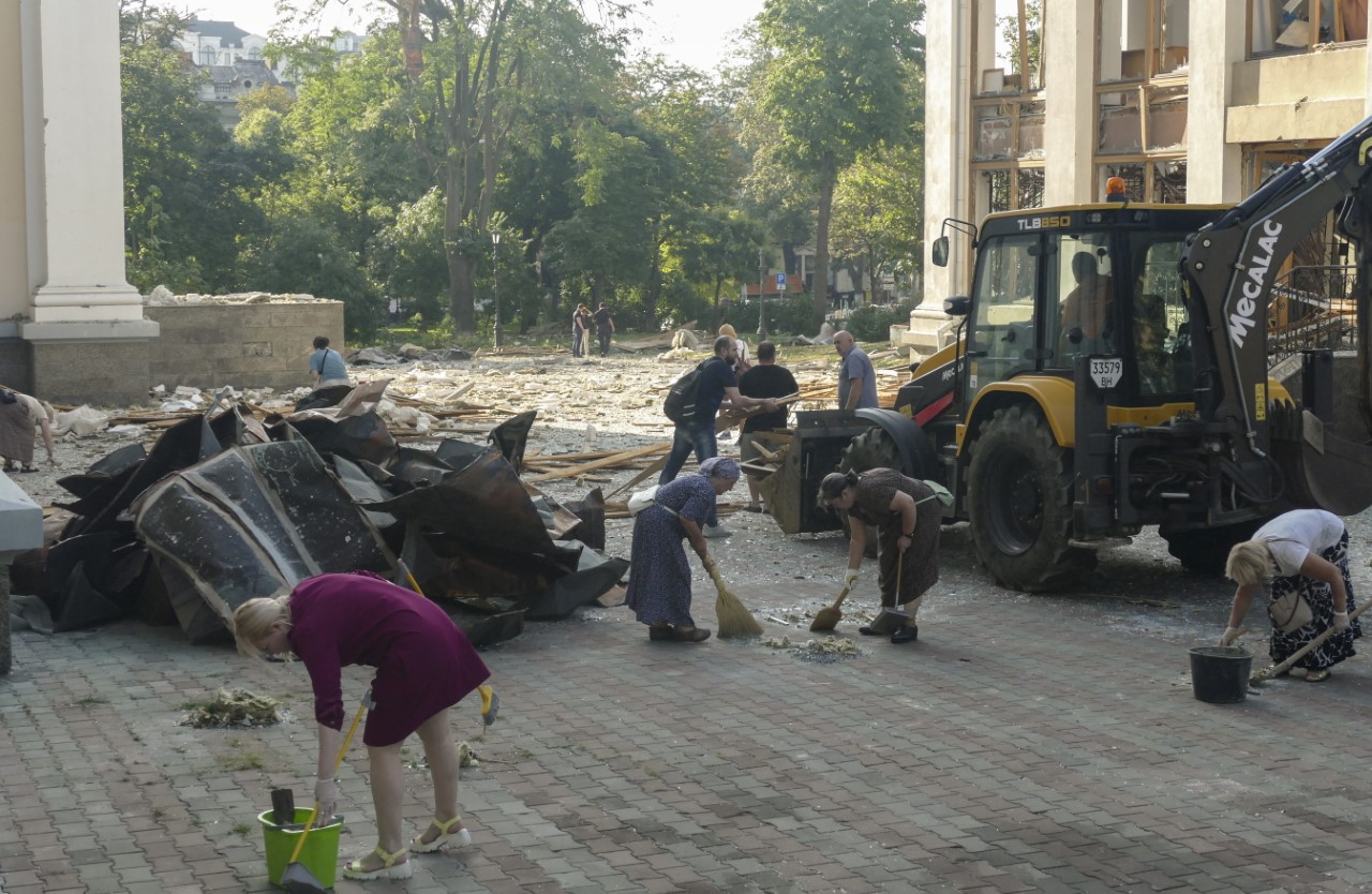 <p>Няколко силни експлозии наред са прогърмели в Одеса в резултат на ракетна атака. Повреден е Спасо-Преображенският събор в центъра на града.</p>