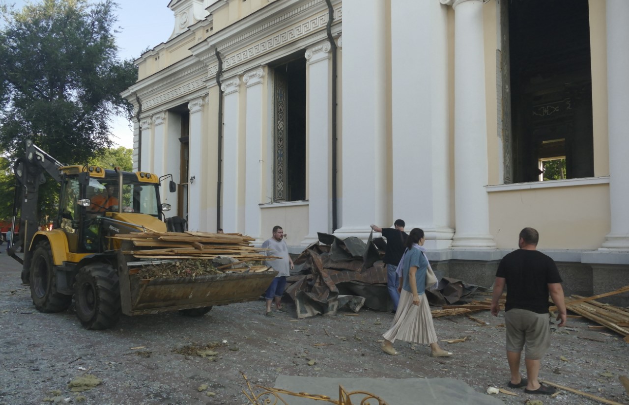 <p>Няколко силни експлозии наред са прогърмели в Одеса в резултат на ракетна атака. Повреден е Спасо-Преображенският събор в центъра на града.</p>