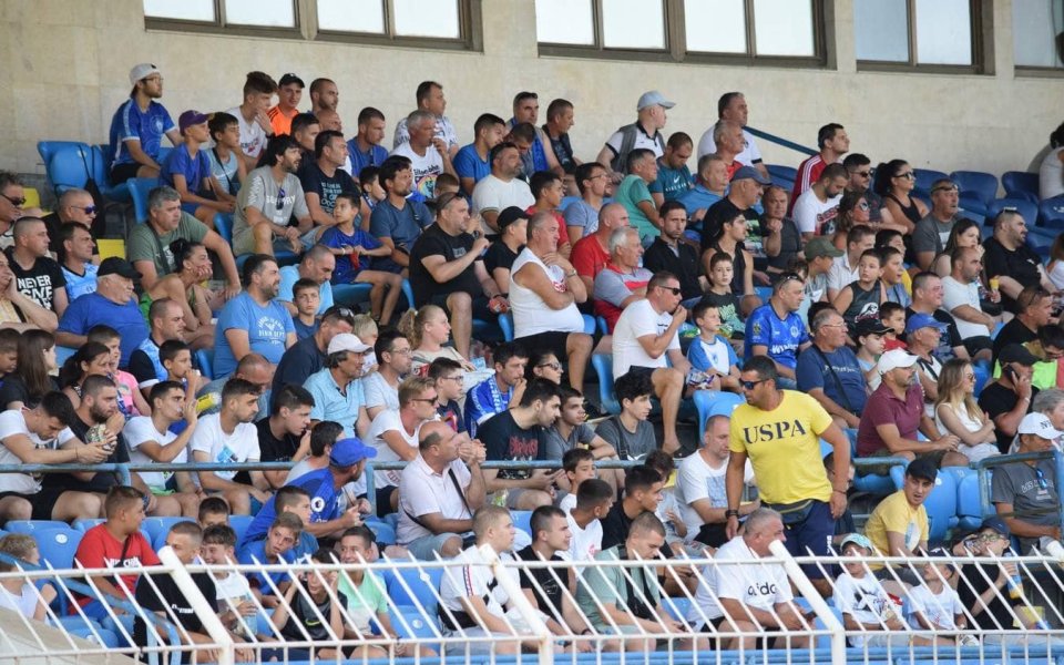 Черноморец Бургас със самоинициатива на стадион Лазур