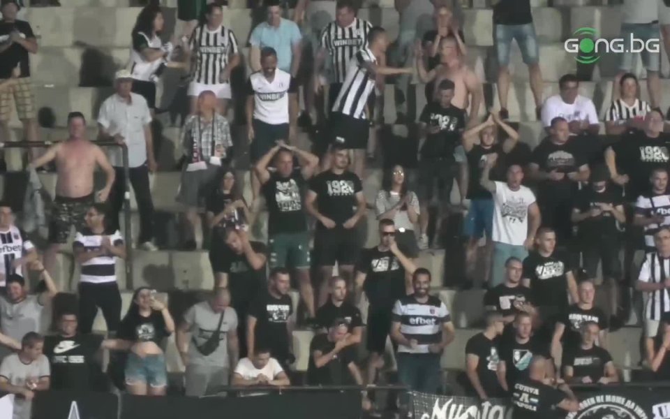 Бурната радост в "чернобяло" след втория гол на Джовани БГ Футбол