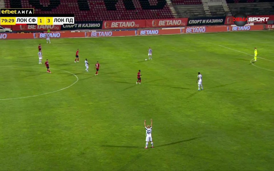 Десет минути преди края на срещата топката беше дадена вляво
