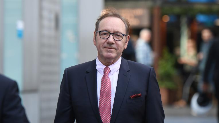  Лицето на облекчението: Кевин Спейси бе приет за почтен точно на 64-ия си рожден ден 