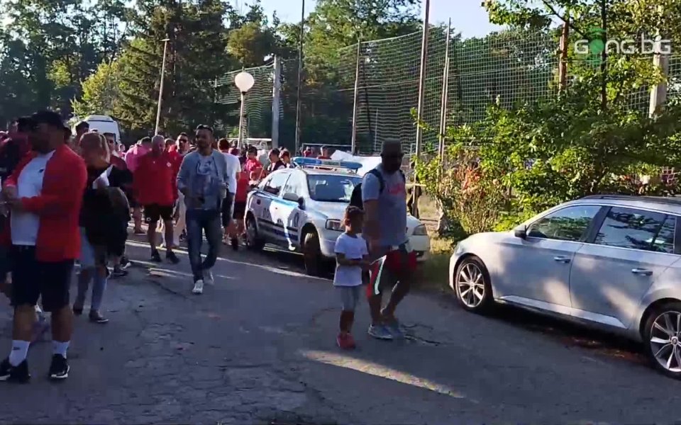Феновете на ЦСКА се събират преди срещата със Сепси. Oчаква
