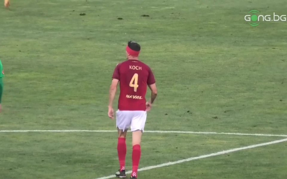 Футболистът на ЦСКА Мено Кох получи удар в главата през