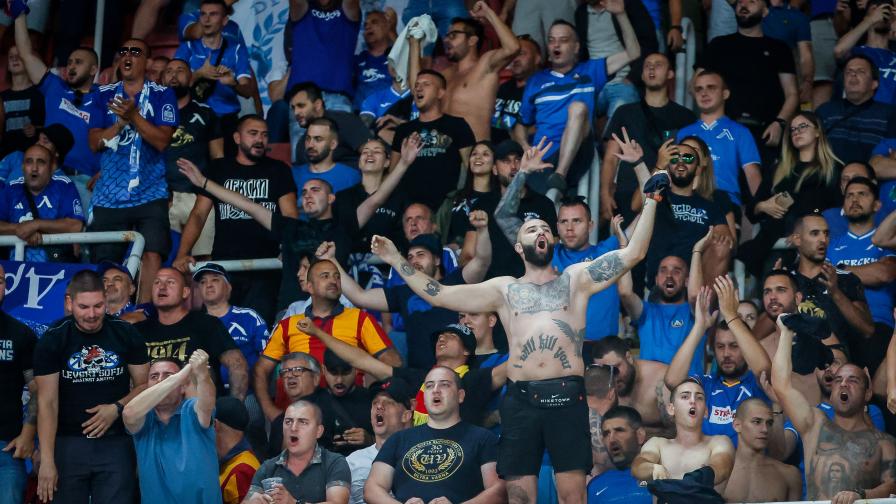 Футболистите и феновете на Левски издържаха с чест изпита за мъжество в Скопие