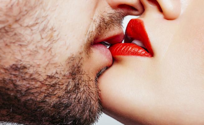 Седем неща, които мъжът прави, преди да целуне жена