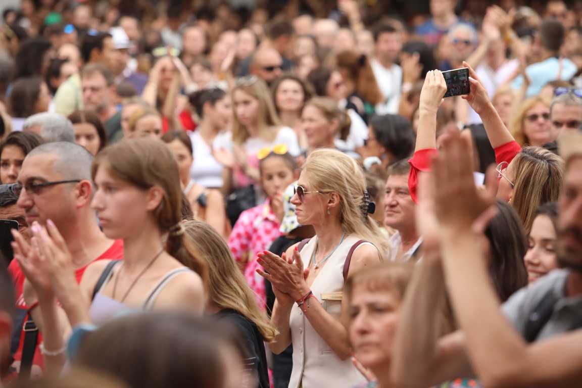 <p>Огромен протест в София в подкрепа на 18-годишната Дебора</p>