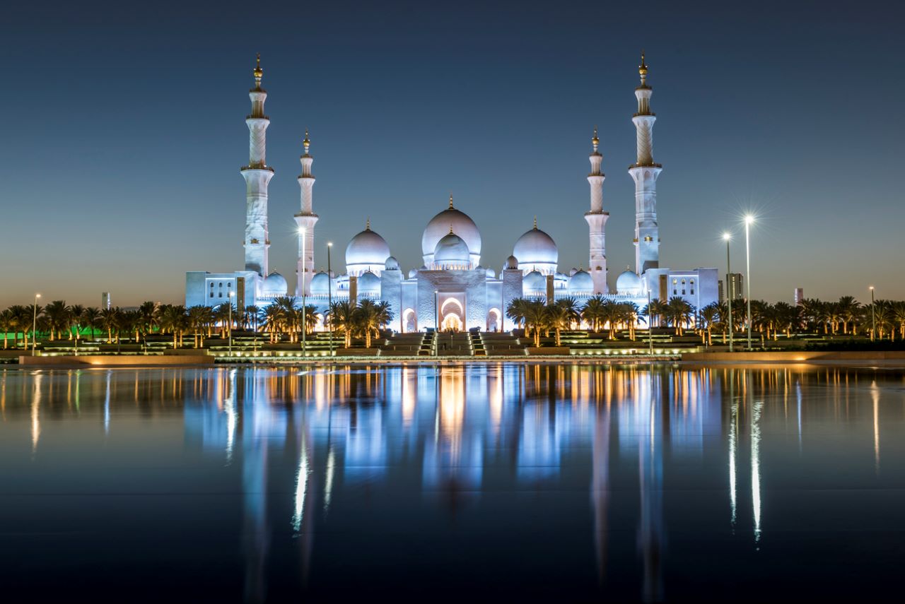 <p><strong>Голямата джамия Шейх Зайед</strong></p>

<p>Голямата джамия Шейх Зайед в Абу Даби е огромна. Тя може да побере повече от 40 000 посетители по протежение на молитвената си зала и двора. Персийският килим, който украсява подовете ѝ, се смята за най-големия по рода си в света. Отвътре ще видите полилеи, внесени от Германия, украсени с кристали Сваровски.</p>