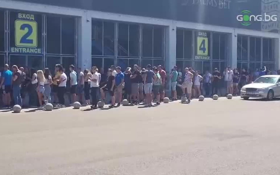 Огромна опашка за билети се изви на стадион Георги Аспарухов
