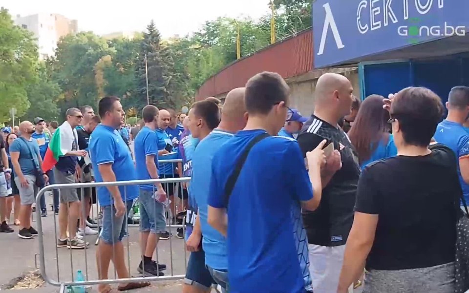 45 минути преди началото на мача Левски - Шкупи се