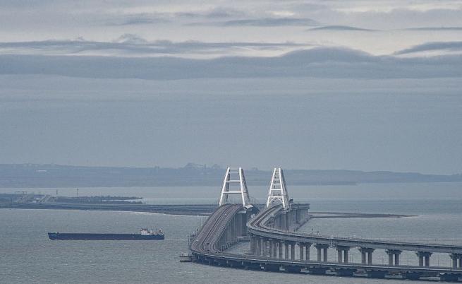 Русия затвори за кратко Кримския мост