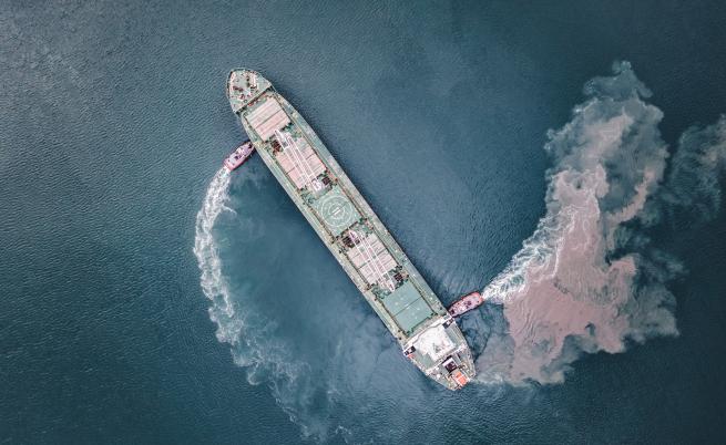 Буксир потъна след сблъсък с товарен танкер, превозващ втечнен газ по Суецкия канал