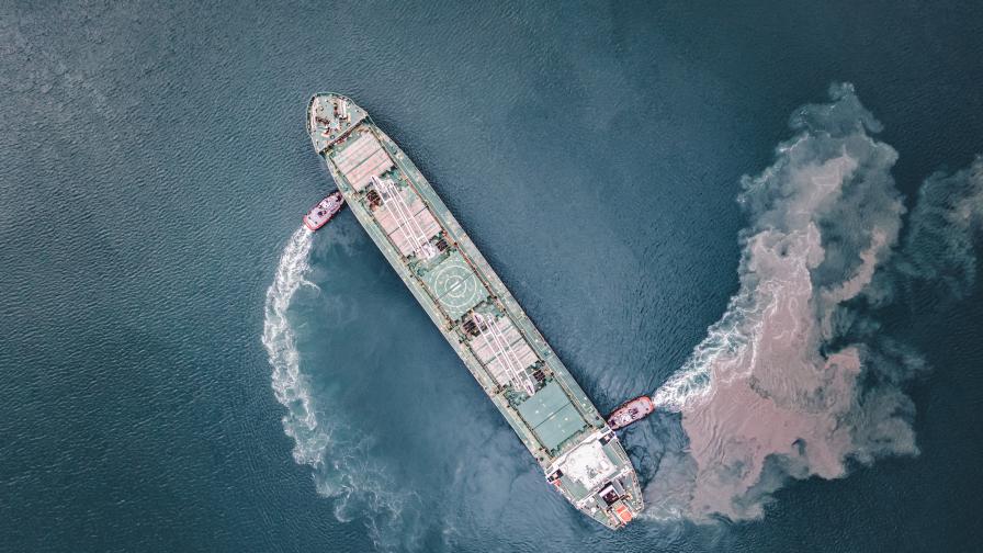 Буксир потъна след сблъсък с товарен танкер, превозващ втечнен газ по Суецкия канал