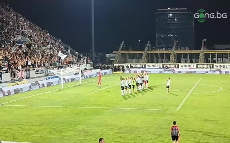 Локомотив Пловдив празнува победата със своите фенове
