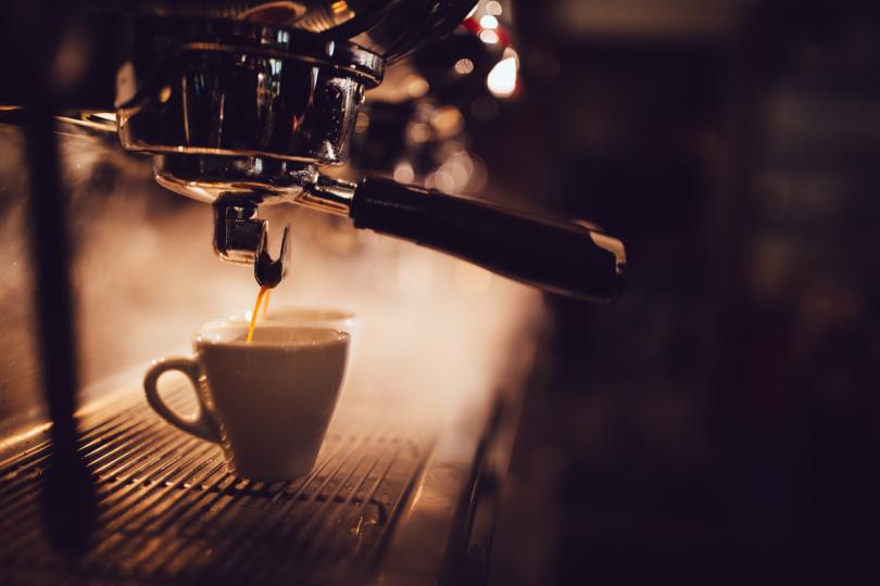 <p><strong>Кафени напитки</strong></p>

<p>Колкото и нетърпеливо да очакваме отпиването на доза кофеин сутрин, внимавайте какво всъщност влиза в чашата ви &ndash; ненужните и нездравословни съставки могат да се натрупат много бързо. Независимо дали пиете кафе от любимото си местно заведение, или си го приготвяте у дома, тежката сметана и изкуствените подсладители могат да превърнат кафето ви в чаша, пълна с калории.</p>

<p>&nbsp;</p>