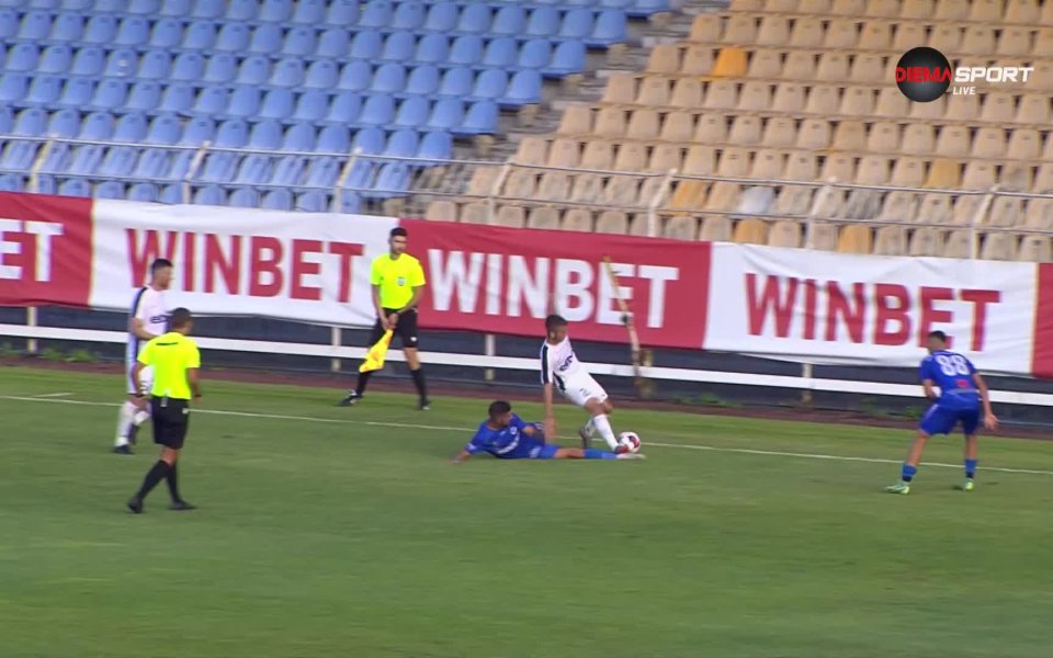 Спартак Варна остана с човек по-малко в мача срещу Черноморец,