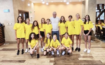 Легендата на българския футбол Христо Стоичков изненада децата от школата на