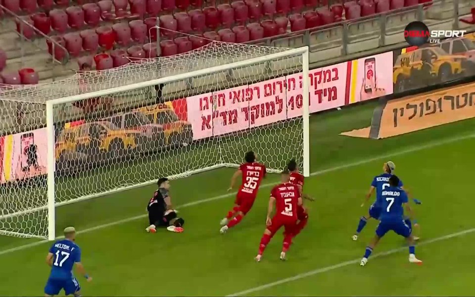 Втората част започна с по-активни действия на сините, които се