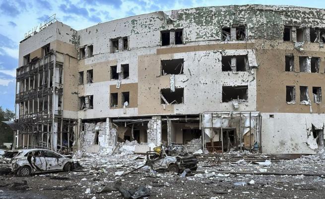 Руска ракета удари хотел в Запорожие, има загинал и ранени