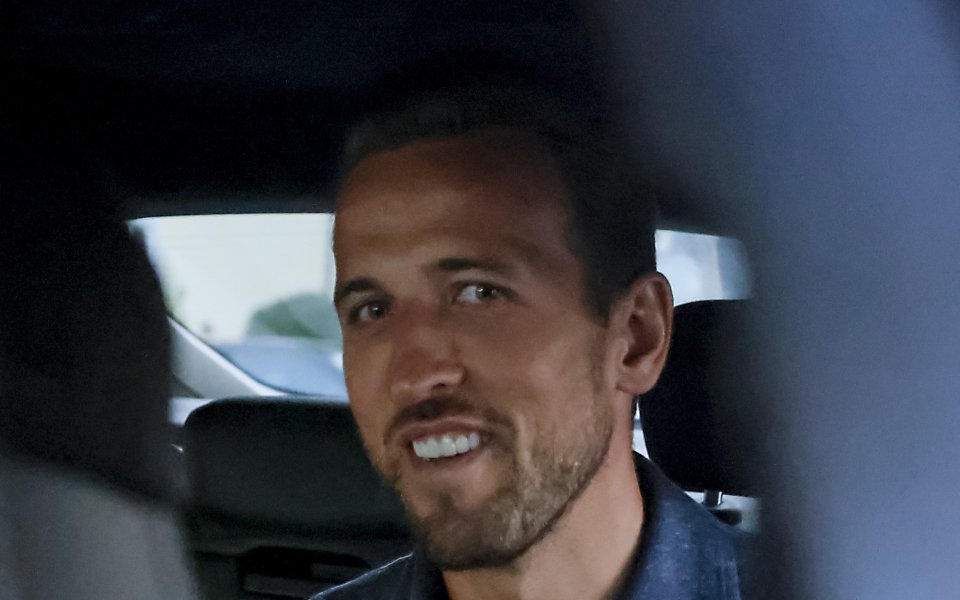 Harry Kane still at Säbener Straße, waving to fans who