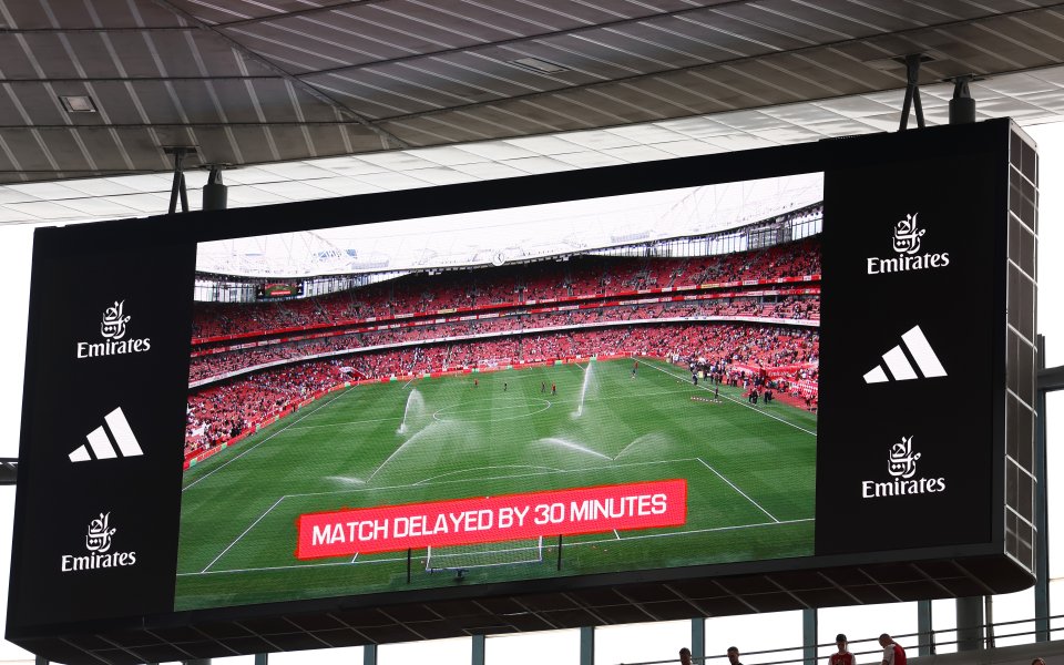 Срещата между Арсенал и Нотингам Форест се забави с 30