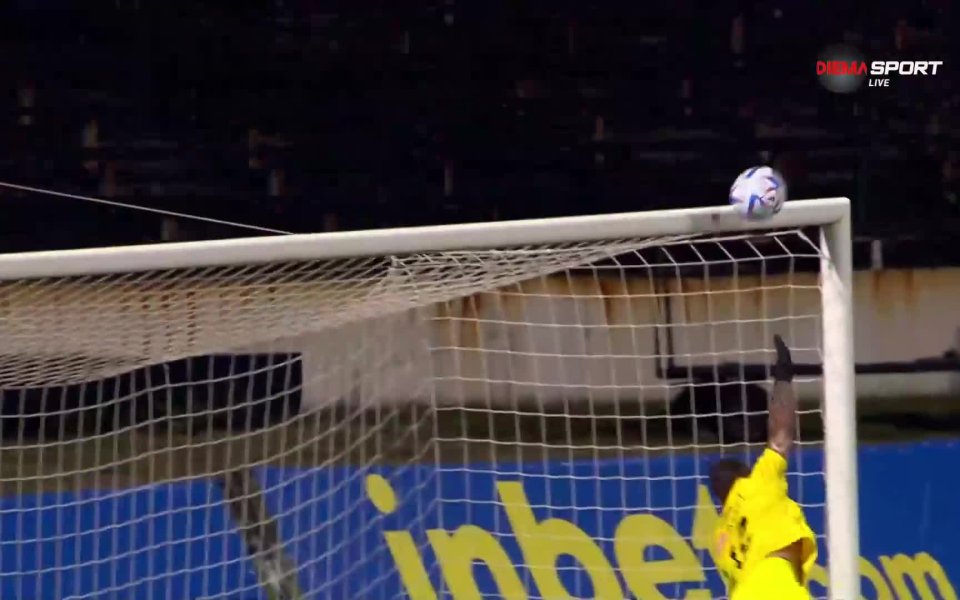 Мазир Сула прати добро центиране, при което Живко Атанасов стреля