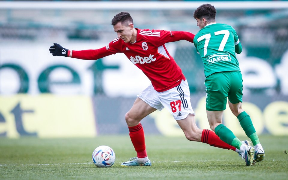 Два клуба от чужбина са стартирали преговори за защитника на