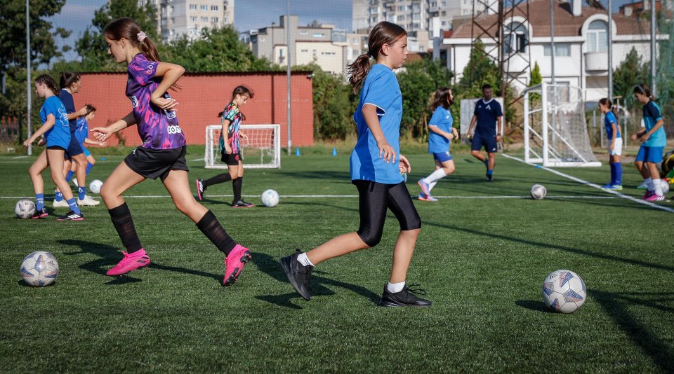 Първа тренировка на девическия отбор на Левски1