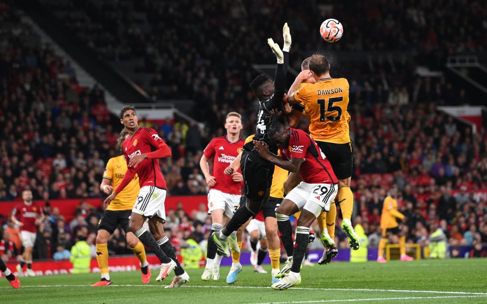 Отборът на Манчестър Юнайтед получи сериозна помощ в мача срещу Уулвърхемптън (1:0).