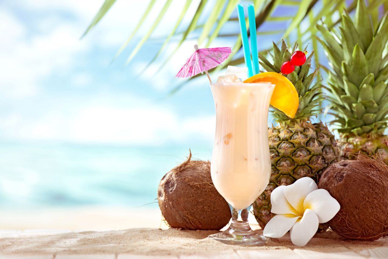 <p>Pina Colada е любимият коктейл, за консумация на плажа, за мнозина. Напитката е смесица от кокосов сок и ананас, според експерти тя съдържа около 423 калории. Fuzzy navel е по-нискокалоричната алтернатива на коктейла. Напитката съдържа ликьор с плодов аромат на праскова и свеж портокалов сок. Fuzzy navel съдържа 367 калории в една чаша.</p>